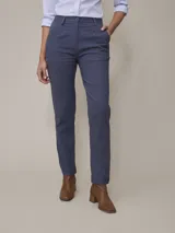 Pantalón bombacha de sarga color azul con pinzas en la cintura y bolsillos laterales.