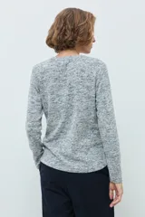 Remera de manga larga con cuello redondo, confeccionada en tejido texturado de efecto jaspeado.