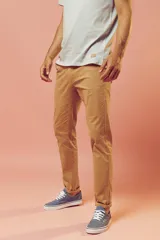 Pantalon de gabardina color tostado, de corte recto y ajuste slim, con cierre frontal y bolsillos laterales.