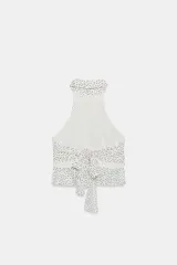 Top halter marrón de georgette con múltiples volantes horizontales en cascada, espalda descubierta con lazo y botones en el cuello.
