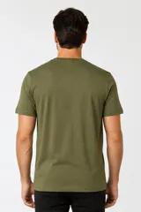 Remera de manga corta y cuello redondo, color blanco, de corte holgado, con estampa pequeña de un velero en el pecho.
