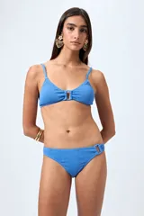 Bombacha de bikini color azul con textura arrugada, corte clásico y detalle de aro en uno de los laterales.