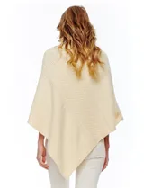 Poncho tejido color crema, con cuello polera y diseño trenzado diagonal en el frente. Presenta un corte asimétrico en el ruedo.