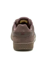 Championes Caterpillar modelo Pause Retro, de diseño minimalista y estilo urbano. Confeccionados en una combinación de cuero y gamuza en tono marrón oscuro, presentan cordones en color beige, logo de la marca en el lateral y en la lengüeta, y una suela de goma con textura de panal.