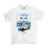 Remera blanca de manga corta con estampado frontal inspirado en la novela El Gran Gatsby, que incluye el título, una mansión, un automóvil clásico y unos ojos.