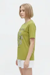 Remera blanca de manga corta con cuello redondo y estampado frontal de inspiración veraniega con motivos italianos, limones y la leyenda Italia Amalfi Capri.