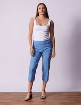 Pantalón capri azul con pretina ancha elastizada y bolsillos simulados.