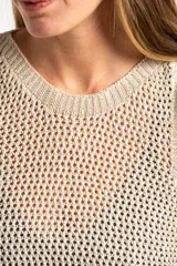 Chaleco tejido sin mangas de calce al cuerpo, con cuello redondo y diseño de punto abierto. Presenta terminaciones acanaladas en cuello, sisas y ruedo.