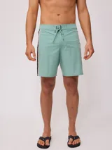 Short de baño color verde menta con cordón de ajuste en la cintura y una franja lateral con diseño de rayas en negro y blanco.