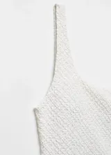 Traje de baño enterizo color blanco con textura tipo waffle, diseño strapless con escote recto y espalda descubierta.