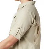 Camisa de manga larga Columbia, color beige, con cuello clásico, cierre frontal de botones y dos bolsillos en el pecho. Cuenta con tecnología de protección solar y absorción de humedad, además de mangas enrollables con soportes.