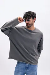 Sudadera gris oscuro con efecto desgastado, cuello redondo y doble manga. Estampa trasera en azul claro con las palabras "SPEED NYC SHIFT 55 URBAN CONTROL UNIT".