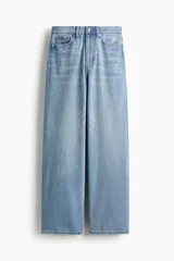 Jean de corte recto y tiro alto en denim celeste claro, con diseño clásico de cinco bolsillos y cierre frontal con botón y cremallera.