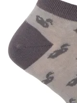 Calcetín corto de fibra de bambú en color gris claro, con estampado repetitivo de patos en color gris oscuro. Presenta puntera y talón reforzados en tono gris oscuro.