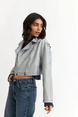 Campera corta estilo motociclista color gris claro, con efecto desgastado y cierre cruzado.