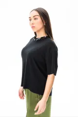 Remera negra de viscosa con cuello redondo y mangas cortas.