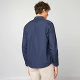 Camisa de vestir azul marino con lunares blancos, de corte clásico y manga larga.