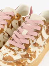 Championes Coolway modelo Goal con estampado animal print, cordones rosas y detalles en amarillo.