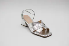 Sandalias negras de ecocuero con taco cuadrado y tiras finas.