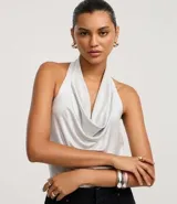 Top halter de poliéster color plateado claro, con escote tipo cascada (degagê) y efecto satinado.