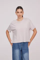 Remera color gris claro, de manga corta, corte holgado y cuello redondo.