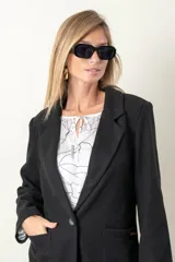 Blazer color camel de paño, corte recto, con solapas y cierre frontal con un botón.