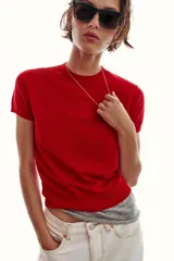 Top de punto de manga corta con cuello redondo y acabado en rib en puños y bajo.