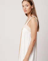 Vestido largo de lino color blanco, gris y amarillo, con breteles anchos, escote recto, elástico en la espalda y tajos laterales.