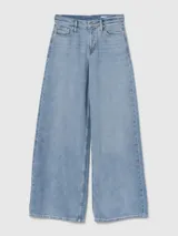 Jean de corte baggy y tiro medio, confeccionado en denim de color azul claro con acabado lavado. Presenta diseño de cinco bolsillos, cierre frontal con botón y cremallera, y pernera ancha.