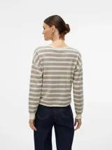 Sweater de punto con diseño de rayas horizontales en tonos beige y blanco, cuello redondo y mangas largas con puños ajustados.