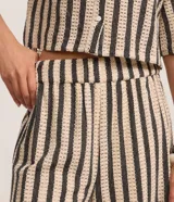 Pantalón recto de punto confeccionado por Blue Steel, con diseño de rayas verticales en tonos beige y negro, y cintura elástica.