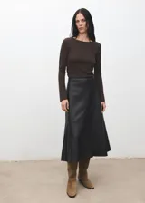 Camiseta de manga larga y corte entallado, con cuello barco, confeccionada en una mezcla de poliéster, viscosa y elastano.