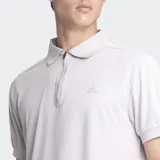Remera polo de manga corta color blanco, con cuello redondo y cierre parcial con cremallera. Presenta un pequeño logo bordado en el pecho.