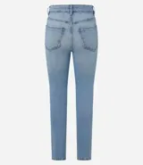 Pantalón de jean celeste, de corte recto, con trabillas en la cintura y bolsillos.