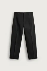 Pantalón chino de corte oversized y estructura twill, color negro, con bolsillos frontales, bolsillos traseros de vivo y cierre frontal con cremallera y gancho metálico.
