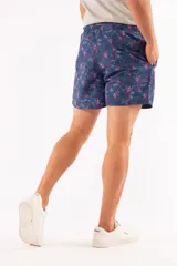 Short de baño azul con franjas horizontales en celeste y azul claro. Cuenta con cintura elástica ajustable con cordón, dos bolsillos laterales y uno trasero.