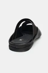 Zapato tipo bailarina destalonada, color negro, con acabado en punta redonda y doble tira elástica cruzada en el empeine.