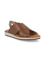 Sandalia de cuero color camel con tiras cruzadas en el empeine y tira trasera con elástico. Cuenta con una suela plana de goma con detalle de franja blanca y base dentada.