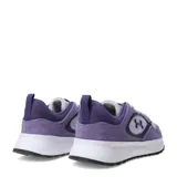 Championes deportivos Under Armour modelo Mirage Sport, con diseño en tonos violeta y blanco. Presentan una combinación de malla y gamuza, con el logo de la marca en el lateral y una suela blanca con base negra.
