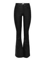 Pantalón negro efecto cuero de tiro medio, corte acampanado, con bolsillos delanteros y acabado brillante.