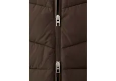 Parka puffer marrón con capucha, cierre frontal con cremallera y bolsillos laterales, confeccionada en poliéster.