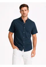 Camisa de manga corta Arrow color azul marino, con cuello abotonado y cierre frontal de botones.