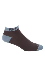 Calcetín corto de fibra de bambú en color marrón con detalles en celeste en el talón, puntera y borde superior. Presenta el logo de la marca RKF tejido en el borde superior y en la puntera.