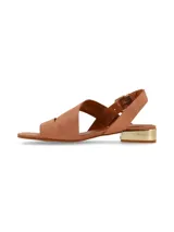 Sandalias de cuero color marrón tostado, con tiras asimétricas cruzadas, taco bajo rectangular con detalle metálico dorado y tira ajustable con hebilla en el talón.