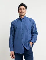 Camisa azul con microestampado blanco, de manga larga y corte clásico.