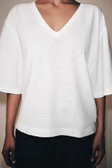Camiseta negra de corte regular fit, con escote en V y mangas cortas amplias.
