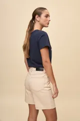 Bermuda de denim negro de tiro alto, con bolsillos funcionales y largo intermedio.