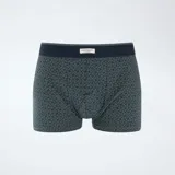 Pack de tres bóxers de algodón con cintura elástica en contraste. Incluye un modelo liso en color verde, un modelo con estampado geométrico y un modelo con estampado de puntos pequeños.
