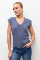 Top de canalé con escote en V y diseño sin mangas, de corte ajustado.