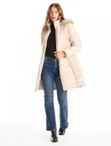 Campera puffer larga con diseño capitoneado, cierre frontal completo, bolsillos laterales con cierre y capucha desmontable con borde de piel sintética.